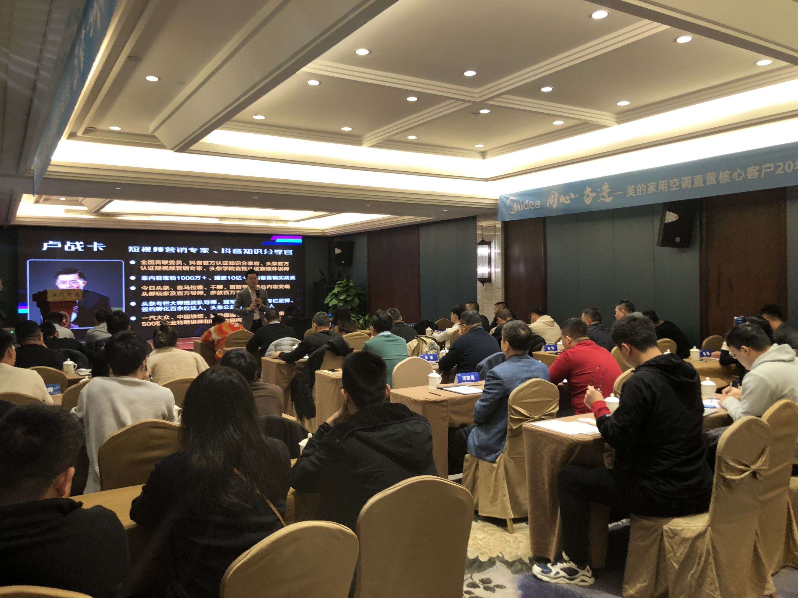 开云-包含今晨欧联焦点战，犹他爵士主帅复盘，话题不断，赛程密集仍需轮换的词条