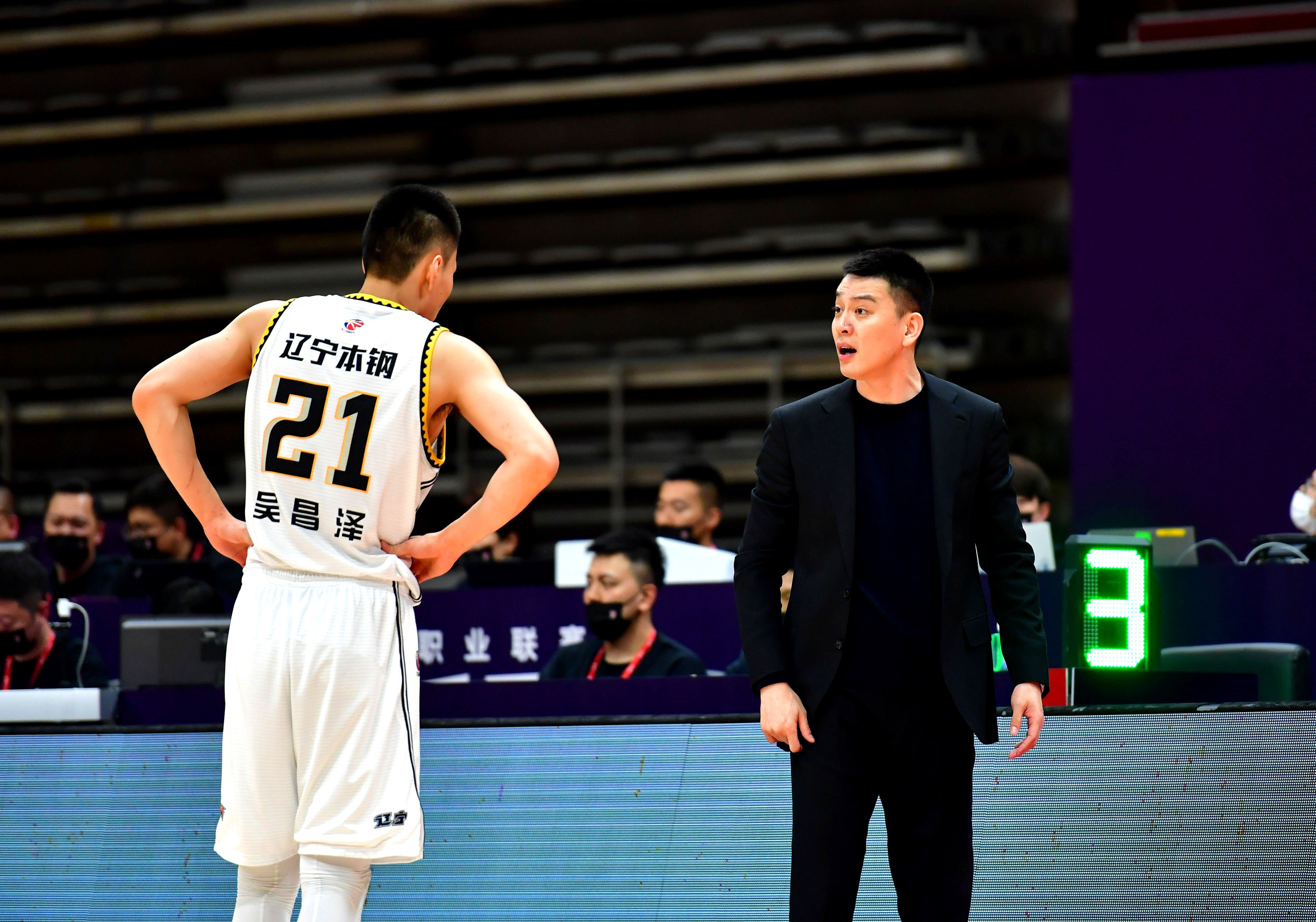 包含今晨体能课后，曼联遗憾出局备战CBA季后赛，态度坚定，年轻球员得到机会的词条